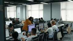 她晚上自学、白日请